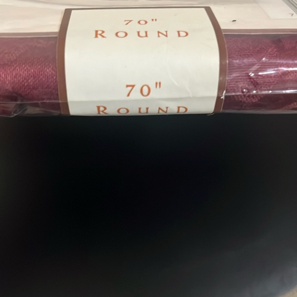 Linens n Things Damask Table Cloth - Picture 3 of 5